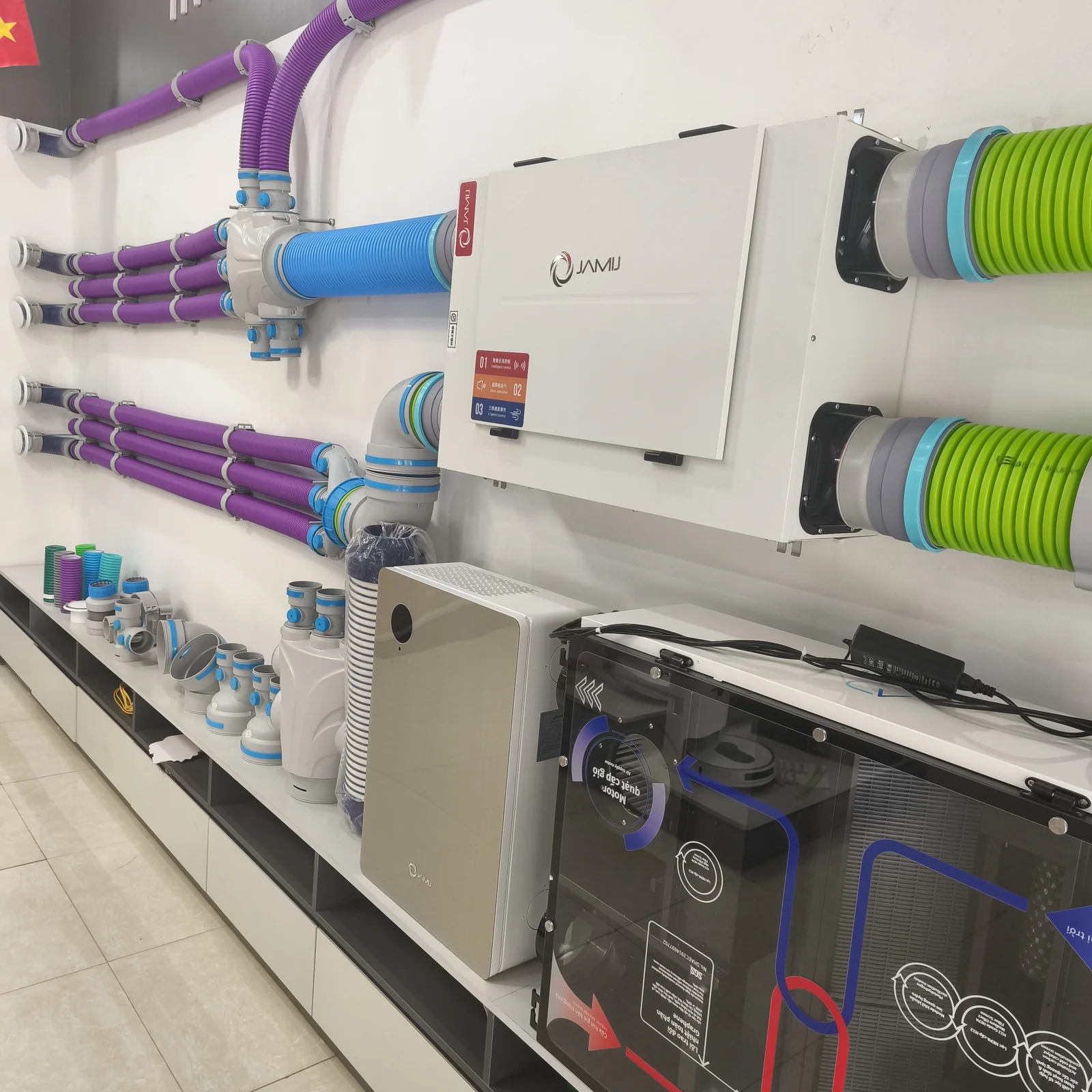 Ảnh thực tế máy cấp khí tươi treo tường tại showroom